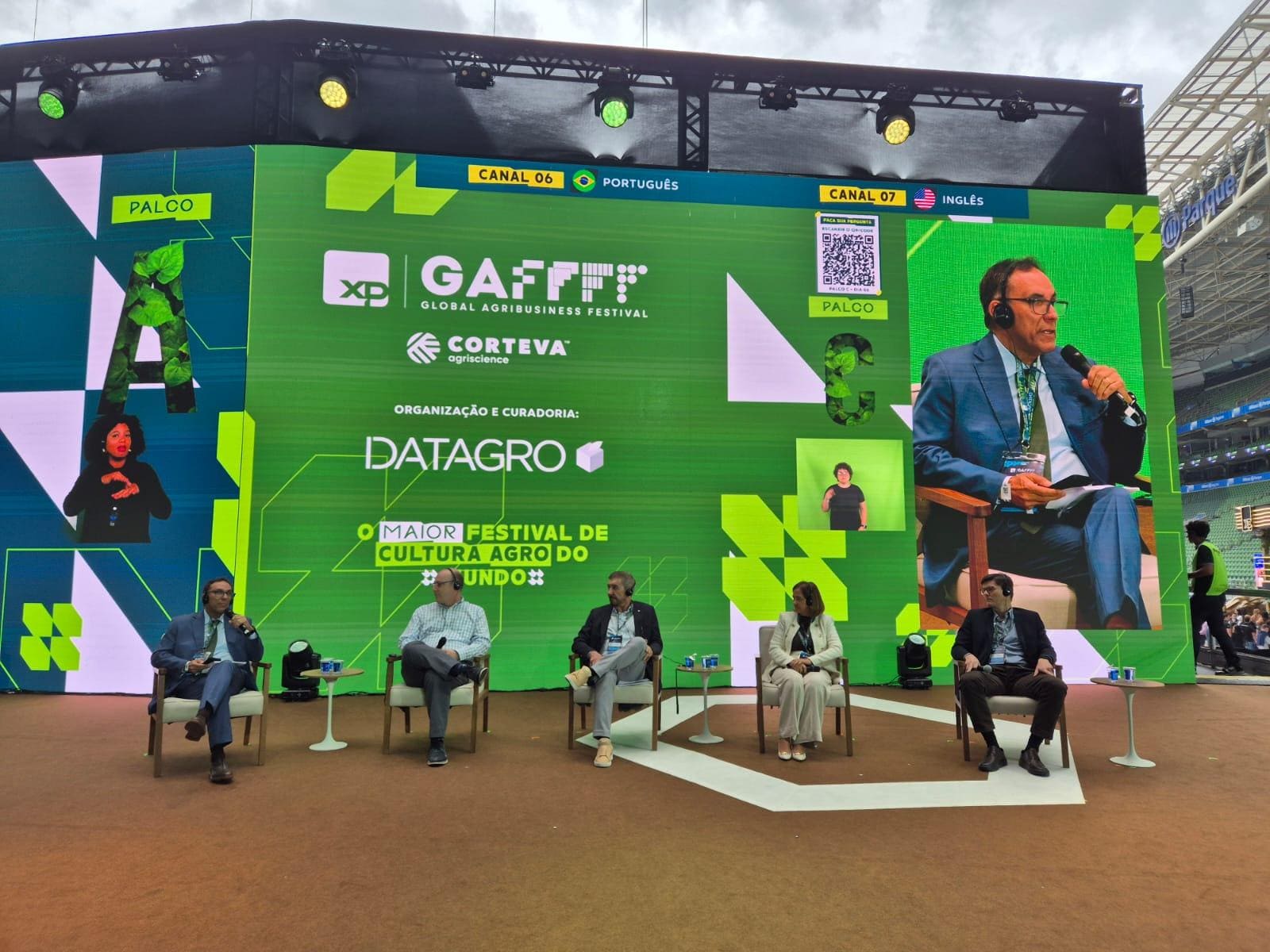 Eduardo Leão, diretor-presidente na CropLife Brasil, conduziu o painel