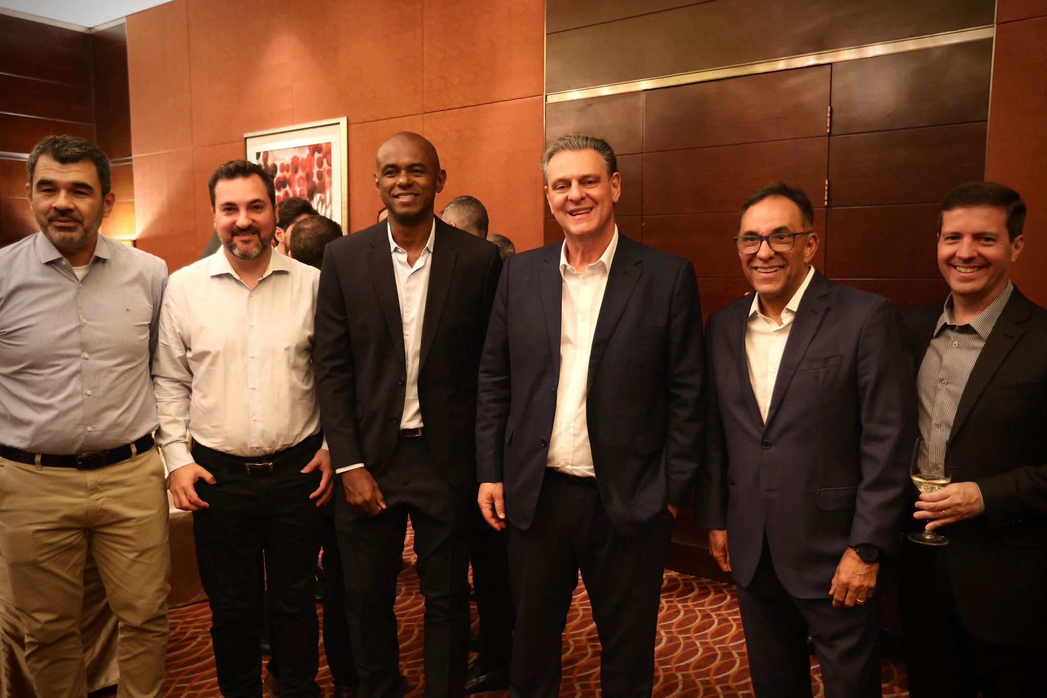 Fávaro e representantes de associadas CropLife Brasil do setor de biotecnologia