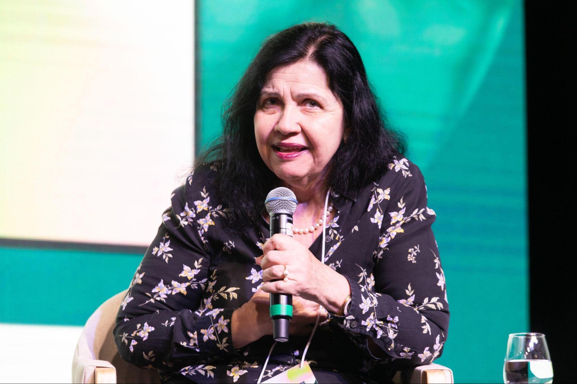 Mariangela Hungria palestrando