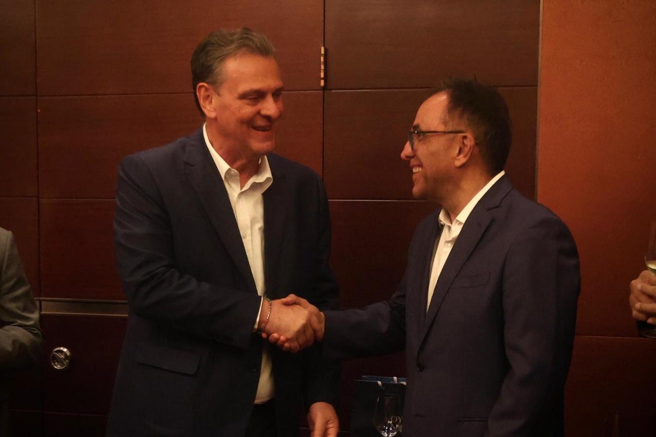 Ministro Carlos Fávaro apertando a mão do Eduardo Leão