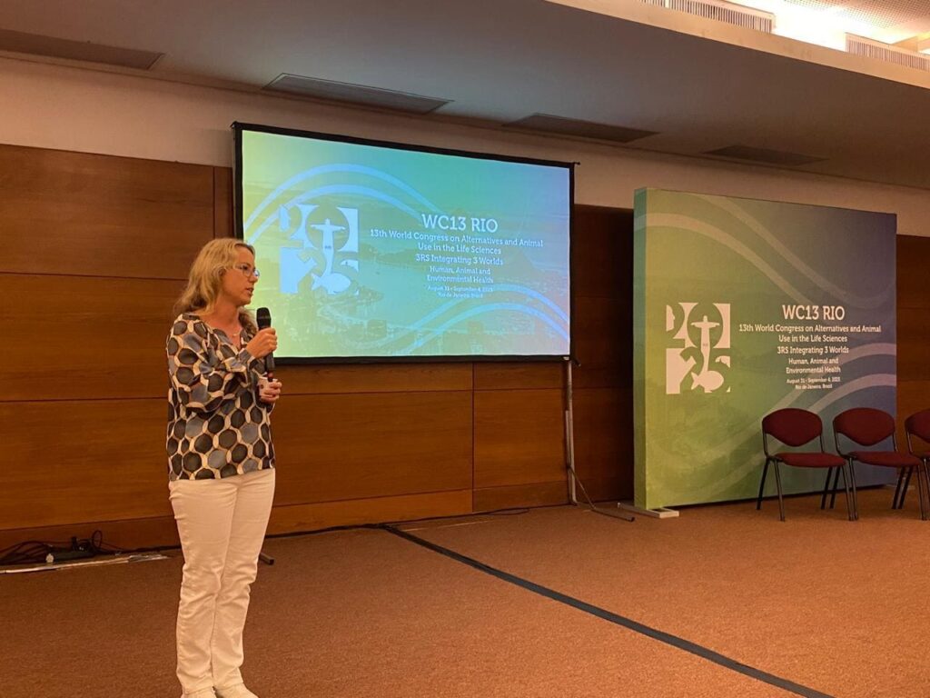 Susanne Kolle, da associada BASF, conduziu a mesa do encontro composta pela Anvisa, IIVS e Corteva Agriscience (Foto: Rafael Cordioli/CLB)